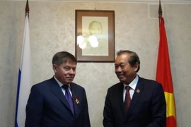 Chánh án Tòa án Nhân dân Tối cao Trương Hòa Bình trao tặng Kỷ niệm chương "Vì sự nghiệp Tòa án" của Việt Nam cho Chánh án Tòa án Tối cao Liên bang Nga Lebedev. (Ảnh: Quế Anh/Vietnam+) 