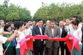 Cắt băng khánh thành nhà máy chế biến mủ cao su của công ty Tân Biên Kampong Thom. (Ảnh: Xuân Khu/Vietnam+)