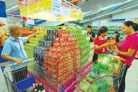 TP.HCM: Các nhà bán lẻ “chạy đua” khuyến mãi kích cầu tiêu dùng