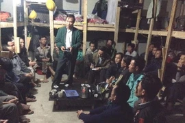 Đại diện Đại sứ quán Việt Nam tại Algeria thăm hỏi lao động công trường Khenchela. (Ảnh: Thanh Bình/Vietnam+) 