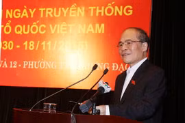 Chủ tịch Quốc hội Nguyễn Sinh Hùng phát biểu tại Ngày hội Đại đoàn kết phường Trần Hưng Đạo. (Ảnh: Nguyễn Dân/TTXVN) 