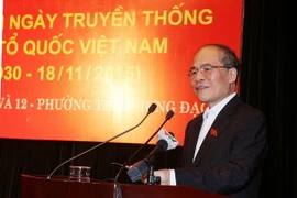 Chủ tịch Quốc hội Nguyễn Sinh Hùng phát biểu tại Ngày hội Đại đoàn kết phường Trần Hưng Đạo. (Ảnh: Nguyễn Dân/TTXVN) 