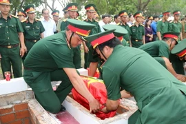 An táng hài cốt các liệt sỹ. (Ảnh: Nguyễn Thanh/TTXVN)