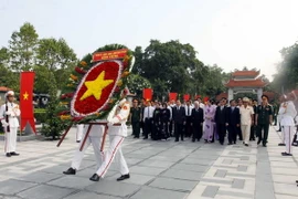 Lãnh đạo Thành phố Hồ Chí Minh dâng hương tưởng niệm liệt sỹ