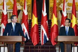 Thủ tướng Nguyễn Tấn Dũng và Thủ tướng Anh David Cameron gặp gỡ báo chí. (Ảnh: Đức Tám/TTXVN)
