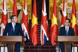 Thủ tướng Nguyễn Tấn Dũng và Thủ tướng Anh David Cameron gặp gỡ báo chí. (Ảnh: Đức Tám/TTXVN)
