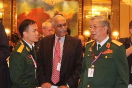 Thượng tướng Nguyễn Chí Vịnh, Thứ trưởng Bộ Quốc phòng Việt Nam (phải) tại phiên thảo luận chung đầu tiên. (Ảnh: Phóng viên TTXVN tại Singapore)