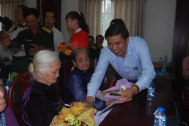 Ông Cao Văn Trong, Chủ tịch Ủy ban Nhân dân tỉnh Bến Tre tặng hoa và quà cho mẹ Việt Nam Anh hùng. (Ảnh: Văn Trí/TTXVN)
