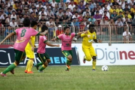 Pha đi bóng của cầu thủ FLC Thanh Hóa. (Ảnh: Thanh Tùng/TTXVN) 