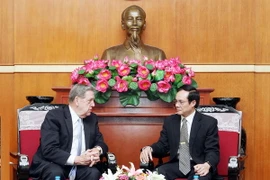 Phó Chủ tịch Ủy ban Mặt trận Tổ quốc Việt Nam Lê Bá Trình tiếp ông Jeffrey R.Holland. (Ảnh: Nguyễn Dân/TTXVN) 