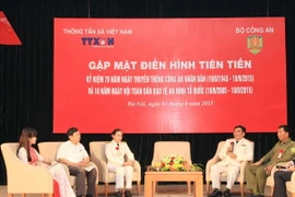 Các đại biểu giao lưu tại chương trình. (Ảnh Doãn Tấn/TTXVN) 