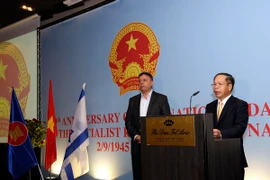 Bộ trưởng Bảo vệ Môi trường Israel Avi Gabbay và Đại sứ Việt Nam Tạ Duy Chính tại lễ kỷ niệm Quốc khánh. (Ảnh: Trung Kiên/Vietnam+) 
