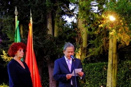 Đại sứ Cao Chính Thiện và bà Valeria Fedeli, Phó Chủ tịch Thượng viện Italy tại buổi lễ. (Ảnh: Quang Thanh/Vietnam+) 