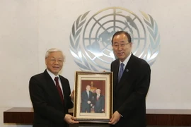 Tổng Bí thư Nguyễn Phú Trọng tặng bức ảnh cho Tổng Thư ký Liên hợp quốc Ban Ki-moon.(Ảnh : Trí Dũng/TTXVN) 