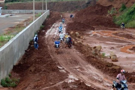 Người dân đã không còn đường đi trong quá trình xây dựng cụm công nghiệp. (Ảnh: Hưng Thịnh/TTXVN)