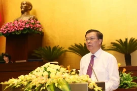 Bộ trưởng Bộ Tài chính Đinh Tiến Dũng trình bày báo Tờ trình về dự án Luật thuế xuất khẩu, thuế nhập khẩu (sửa đổi). (Ảnh: Phương Hoa/TTXVN) 