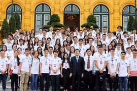 Chủ tịch nước Trương Tấn Sang với đại biểu thanh niên, sinh viên Kiều bào tiêu biểu. (Ảnh: Nguyễn Khang/TTXVN)
