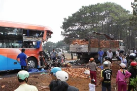 Xe khách đâm xe tải, 2 người chết, hàng chục người thương nặng