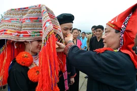 Thầy cúng chúc rượu mừng cô dâu chú rể trong đám cưới của người Dao. (Ảnh Thanh Hà/TTXVN)