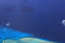 Tàu đánh cá Trung Quốc neo đậu trái phép tại bãi đá ngầm Chữ Thập ngày 17/7/2012. (Nguồn: AFP/TTXVN)