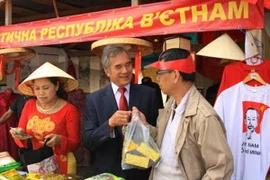 Khách tham quan gian hàng Việt Nam tại hội chợ. (Ảnh: Duy Trinh/Vietnam+)