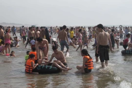 Du khách ùn ùn đổ về bãi biển Sầm Sơn dịp nghỉ lễ 30/4 và 1/5