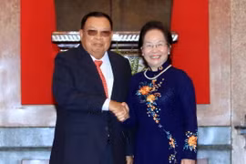 Phó Chủ tịch nước Nguyễn Thị Doan đón Phó Chủ tịch nước Lào Bounnhang Vorachith. (Ảnh: An Đăng/TTXVN ) 