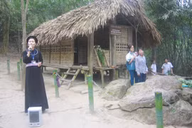 Nghe giới thiệu lịch sử tại lán Nà Nưa. (Nguồn: thainguyen.edu.vn)