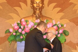 Chủ tịch Quốc hội Cộng hòa Hungary Kover Laszlo trao Huân chương Chữ thập Hiệp sỹ Hungary cho giáo sư Vũ Khiêu. (Ảnh: Thống Nhất/TTXVN) 