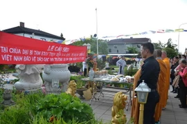 Quang cảnh lễ cầu siêu. (Ảnh: Đức Chung/Vietnam+)