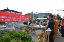 Quang cảnh lễ cầu siêu. (Ảnh: Đức Chung/Vietnam+)