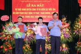 Phó Viện trưởng Viện Kiểm sát nhân dân Tối cao Trần Công Phàn trao Quyết định bổ nhiệm cho lãnh đạo Vụ 6. (Ảnh: Phương Hoa/TTXVN) 