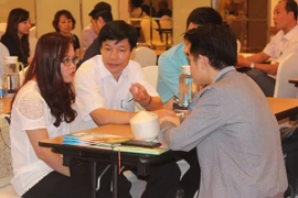 Các doanh nghiệp Việt Nam và Singapore trao đổi, tìm kiếm cơ hội hợp tác xuất khẩu hàng nông thủy sản. (Ảnh: Mỹ Bình/Vietnam+) 