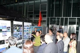 Đông đảo khách tham quan triển lãm. (Ảnh: Đức Chung/Vietnam+)