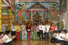 Tặng quà đồng bào Khmer khó khăn dịp Tết Chôl Chnăm Thmây 