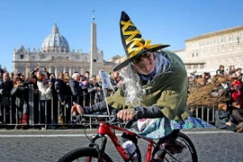 Tưng bừng không khí vui nhộn trong lễ hội Befana ở Italy