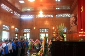 Đoàn công tác Ban đối ngoại hai nước Việt Nam và Lào dâng hoa, dâng hương tại Nhà tưởng niệm Hồ Chí Minh. (Ảnh: Tá Chuyên/TTXVN)