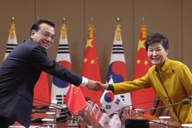 Tổng thống Hàn Quốc Park Geun-hye (phải) và Thủ tướng Trung Quốc Lý Khắc Cường (trái) tại cuộc hội đàm ở thủ đô Seoul ngày 31/10. (Nguồn: AFP/TTXVN) 