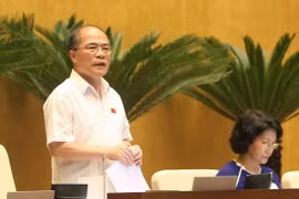 Chủ tịch Quốc hội Nguyễn Sinh Hùng điều khiển phần chất vấn và trả lời chất vấn. (Ảnh: Nhan Sáng/TTXVN)