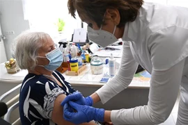 Nhân viên y tế tiêm vaccine phòng COVID-19 cho người dân tại Nagykata, Hungary, ngày 24/2/2021. (Ảnh: THX/TTXVN)