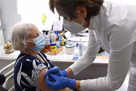 Nhân viên y tế tiêm vaccine phòng COVID-19 cho người dân tại Nagykata, Hungary, ngày 24/2/2021. (Ảnh: THX/TTXVN)