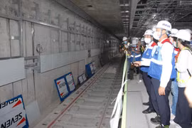 Đường ray của đoàn tàu dưới tầng hầm B2 tại nhà ga Ba Son thuộc tuyến metro số 1 (Bến Thành-Suối Tiên) đã hoàn thiện. (Ảnh: Thanh Vũ/TTXVN)