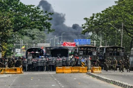 Cảnh sát Myanmar siết chặt an ninh tại quận Hlaingthaya, thành phố Yangon ngày 14/3/2121. (Ảnh: AFP/TTXVN)