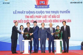Các đại biểu thực hiện nghi thức phát động cuộc thi Tìm hiểu pháp luật về bầu cử đại biểu Quốc hội và đại biểu HĐND. (Ảnh: Doãn Tấn/TTXVN)