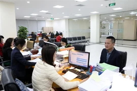 Hoạt động tại Kho bạc Nhà nước Hà Nội. (Ảnh: Phạm Hậu/ TTXVN)