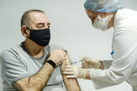 Nhân viên y tế tiêm vaccine phòng COVID-19 cho người dân tại Moskva, Nga, ngày 22/1/2021. (Ảnh: THX/TTXVN)