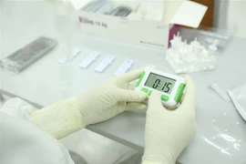 Xét nghiệm COVID-19. (Ảnh: Minh Quyết/TTXVN)
