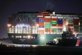 Tàu cứu hộ nỗ lực giải cứu siêu tàu container Ever Given bị mắc cạn tại kênh đào Suez, Ai Cập, ngày 27/3/2021. (Ảnh: THX/TTXVN)