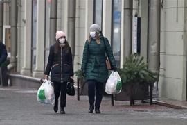 Người dân đi lại trên đường phố ở Minsk, Belarus ngày 11/12/2020. (Ảnh: THX/TTXVN)