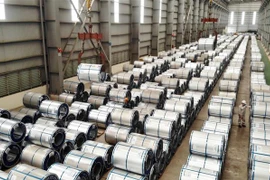 Dây chuyền sản xuất tại công ty Tôn Hòa Phát (Khu công nghiệp Phố nối B, huyện Văn Lâm, Hưng Yên). (Ảnh: Phạm Kiên/TTXVN)